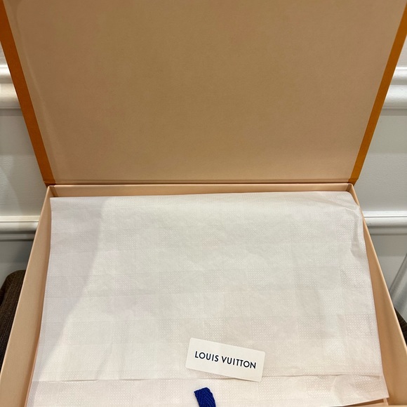 Authentic LOUIS VUITTON gift bag, box with tissue, ribbon, card/envelope, sleeve - Picture 3 of 16